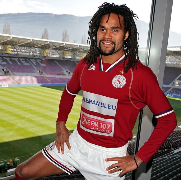 Le joueur du club de football LNA Servette FC, Christian Karembeu, pose devant le stade avec le nouveau maillot du club, lors d&#039;une conference de presse, ce mardi 23 novembre 2004 a Geneve. La si ...