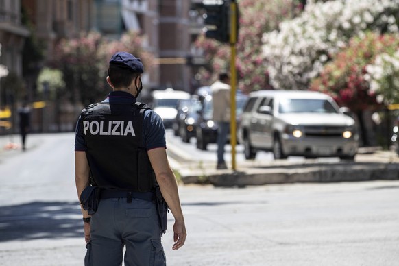 epa09304979 Police officers check the area near the US Ambassador&#039;s private residence for the arrival of US Secretary of State Antony Blinken at Villa Taverna in Rome, Italy, 27 June 2021. Streng ...