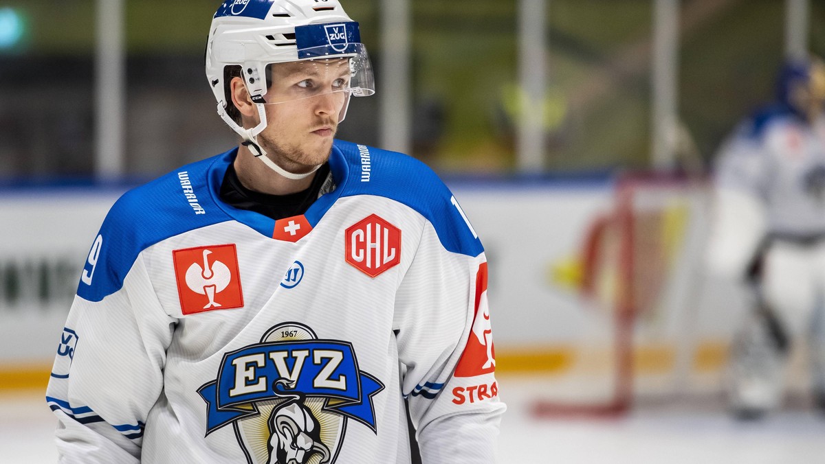210826 Niklas Hansson of Zug during warm up ahead of the CHL game between Rögle and Zug on August 26, 2021 in Halmstad. Photo: Niclas Jönsson / BILDBYRAN / COP 273 / NO0044 ishockey Ice hockey, Eishoc ...