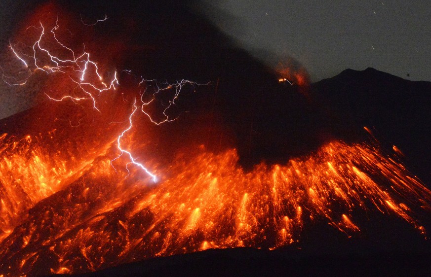 Petir menyambar di atas lava yang mengalir selama letusan gunung berapi Sakurajima yang terkenal pada Jumat malam di Jepang selatan.  Badan Meteorologi Jepang mengatakan gunung berapi Sakurajima di Pulau Kyushu meletus...