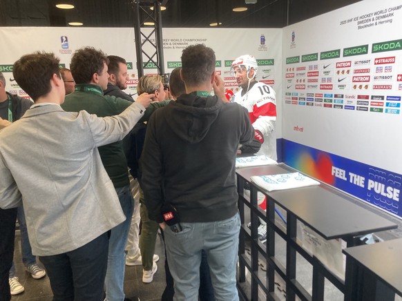 Ambühl steht nach dem Spiel Red und Antwort
