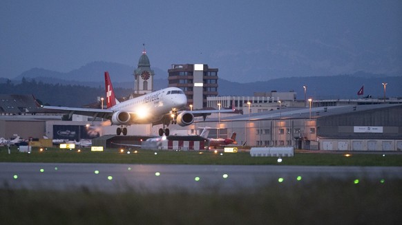 An Embraer 190 aircraft from Helvetic Airways at Zurich Airport in Kloten, Switzerland, photographed on 5 June 2019. (KEYSTONE/Gaetan Bally)

Ein Flugzeug des Typs Embraer 190 von Helvetic Airways am  ...