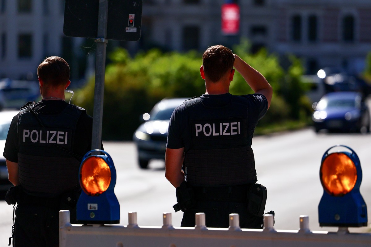 epa11547726 German police officers prepare stop a car at German federal police checkpoint at the German-Polish border Goerlitz, Germany, 13 August 2024. German Federal Minister of the Interior Nancy F ...