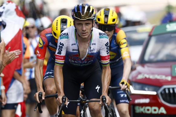epa13100294 Belgian cyclist Remco Evenepoel of Red Bull - Bora - Hansgrohe in action during Stage 6 of the Tour de France, a 186.2 km route from Pau to Gavarnie-Gedre, France, 09 July 2026. EPA/YOAN V ...