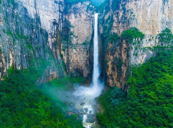 Der höchste Wasserfall Chinas während der Regenzeit.