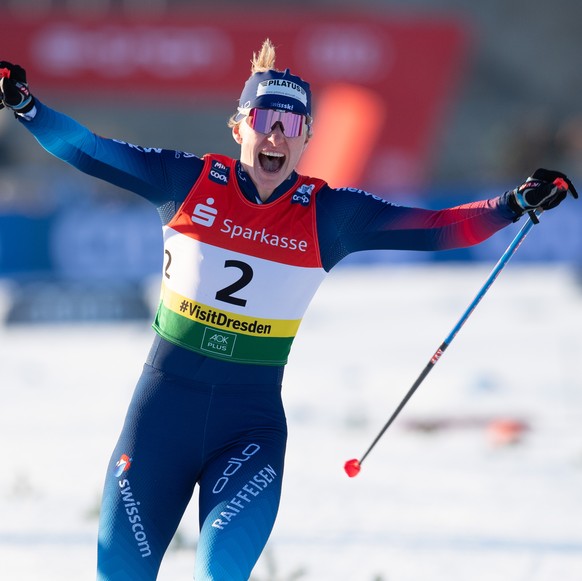 19.12.2020, Sachsen, Dresden: Langlauf Weltcup, Sprint Freistil, Finale, Damen: Nadine Faehndrich (r) aus der Schweiz reagiert beim Zieleinlauf vor Sophie Caldwell Hamilton aus den USA. (KEYSTONE/DPA/ ...