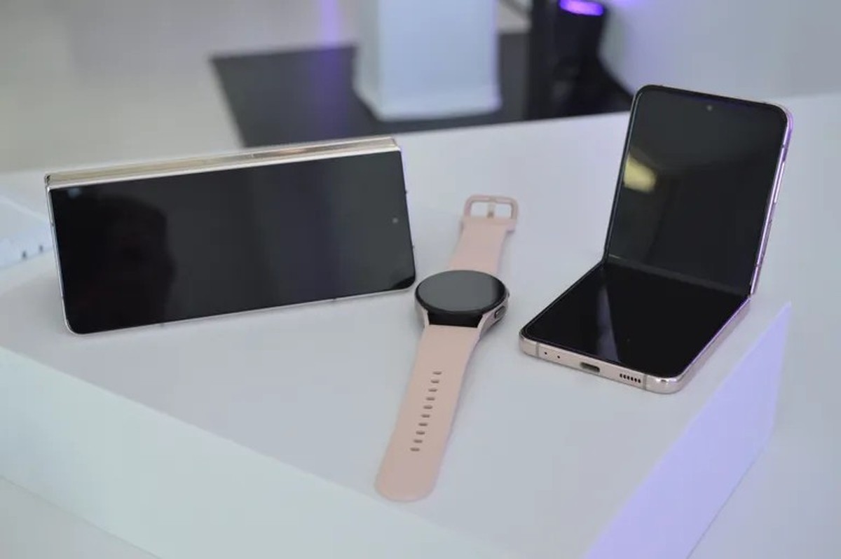 Für das Fold4 (links) und das Flip4 (rechts) gibt es auch viel Zubehör und die Galaxy Watch 4 (Mitte) in entsprechend passenden Farben.