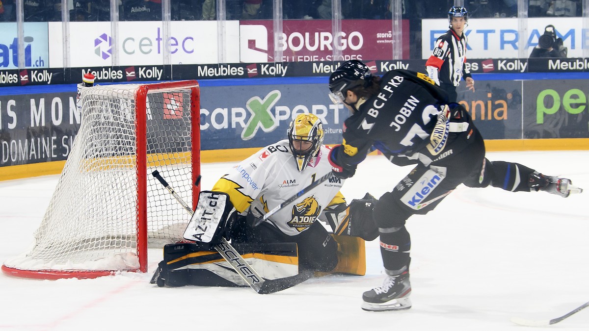 Gotterons Gaetan Jobin, rechts, verpasst seine Chance gegen Ajoies Torhueter Tim Wolf, links, beim Eishockey Meisterschaftsspiel der National League A zwischen den HC Fribourg Gotteron und dem HC Ajoi ...