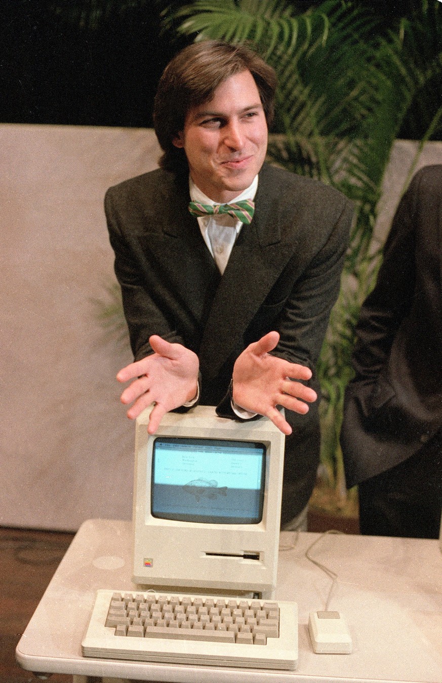 1984 präsentierte Apple den Macintosh mit dem heute legendären Werbespot von Ridley Scott. Der erste Mac hatte einen 9 Zoll grossen Monitor, ein 3,5-Zoll-Diskettenlaufwerk sowie die noch heute übliche ...