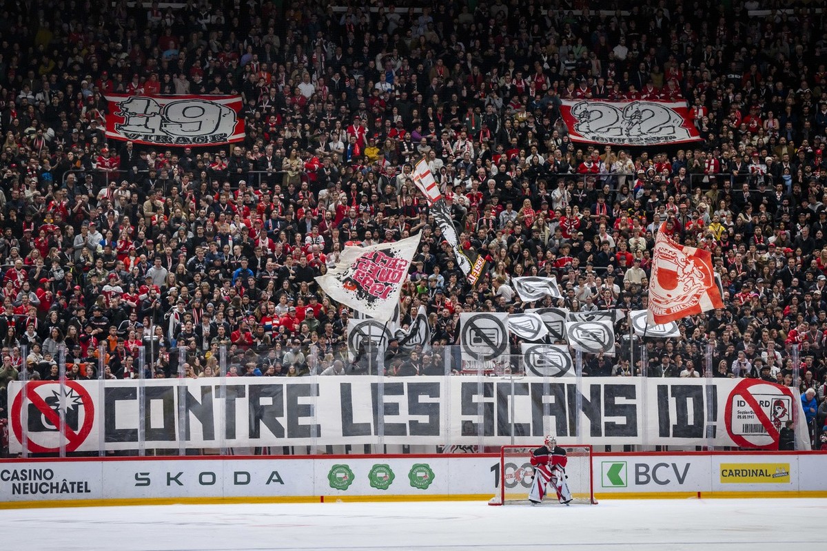 Une action des supporters lausannois contre les mesures de securite lors de l'acte 1 du quart de finale des play-off du championnat suisse de hockey sur glace de National League entre Lausanne HC ...
