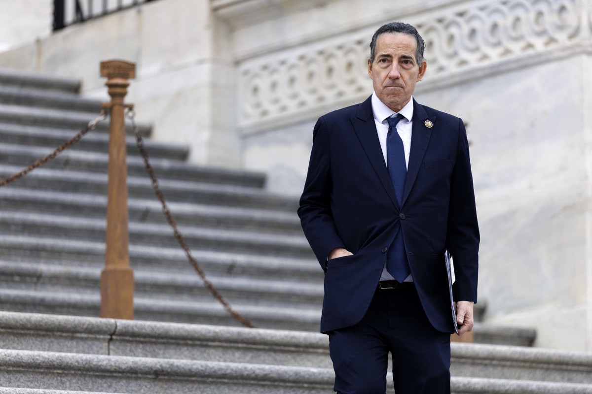 epa12649963 US Democratic Representative of Maryland Jamie Raskin walks at the US Capitol in Washington, DC, USA, 14 January 2026. EPA/WILL OLIVER