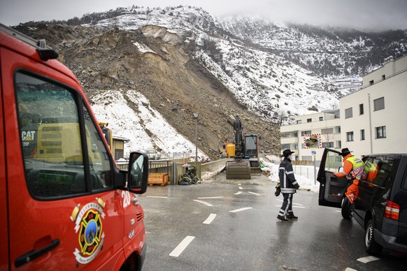 Des pompiers photographies devant les maisons d&#039;habitation evacuees devant l&#039;eboulement dans la carriere de Rarogne-Niedergesteln apres le second eboulement ce samedi 30 janvier 2021 a Raron ...