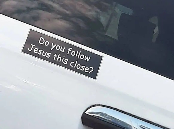 Okay bei diesen Autoaufklebern mussten wir lachen. 
https://pleated-jeans.com/2024/09/18/hilarious-bumper-stickers/