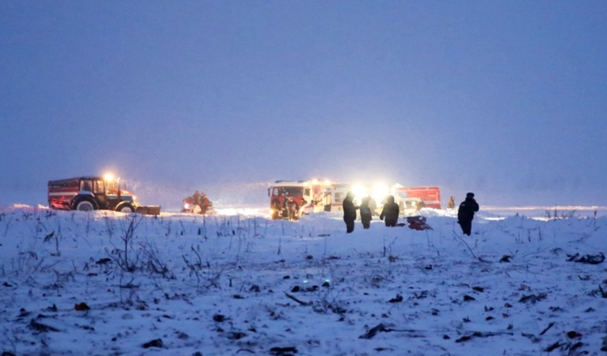 epa06515490 A handout photo made available by the Russian Emergencies Ministry press office shows fire fighters and emergencies ministry rescue staff arriving to the site of plane crash near Argunovo, ...