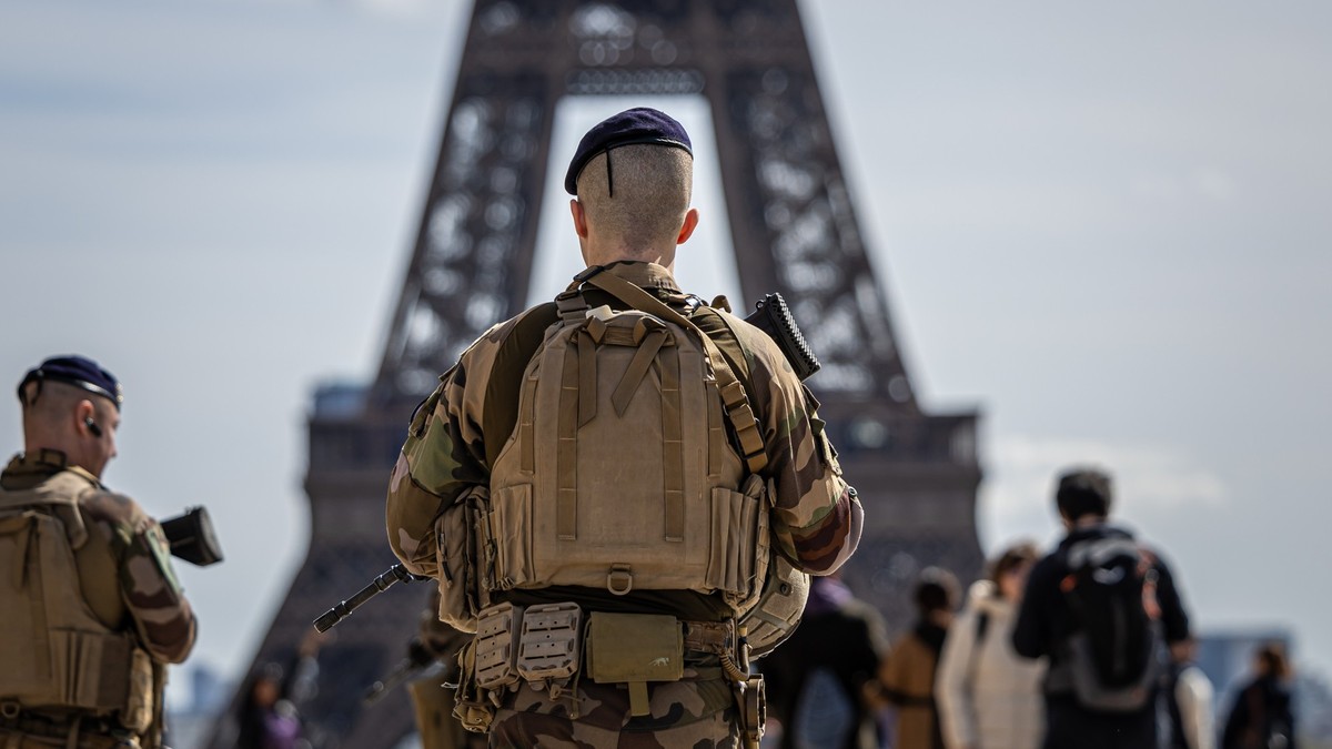 epa11242812 French soldiers patrol near the Eiffel Tower as part of the national security plan 'Vigipirate', in Paris, France, 25 March 2024. The French government decided to increase the se ...