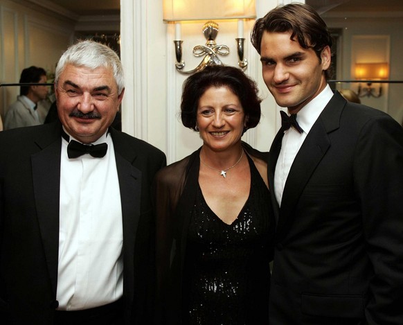 Wimbledon 2005 men&#039;s champion Roger Federer with his father Robert (left) and mother Lynette at London&#039;s Savoy Hotel for the Champions Dinner and gala ball, Sunday, July 3, 2005. (AP Photo / ...