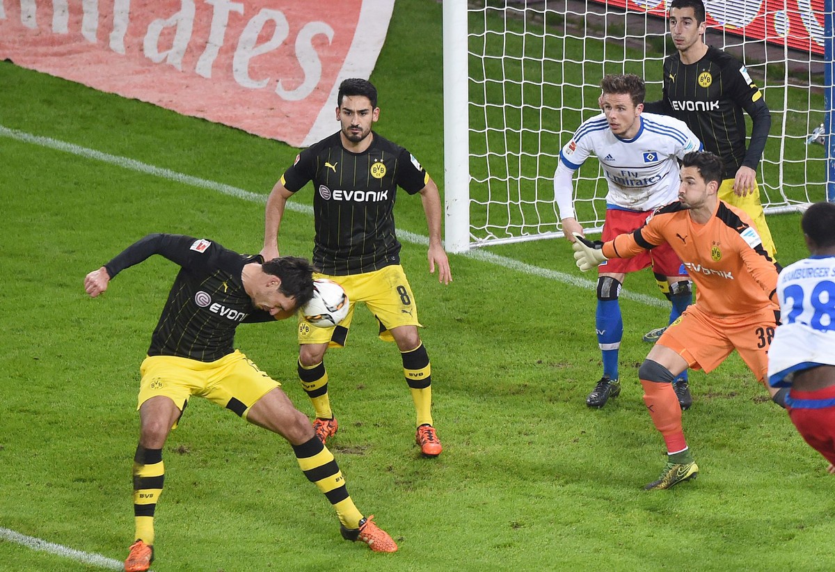 20.11.2015; Hamburg; Fussball Bundesliga - Hamburger SV - Borussia Dortmund; 3:0 Eigentor v.l. Torschuetze Mats Hummels (Dortmund), Ilkay Guendogan, Nicolai Mueller, Henrikh Mkhitaryan, Torhueter Roma ...