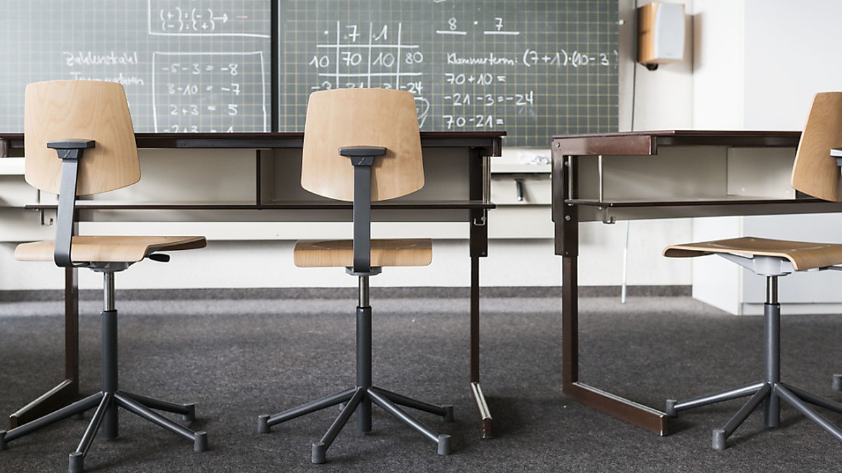 Im Fach Mathematik sind die Schweizer Schülerinnen und Schüler immer noch gut klassiert, während sie beim Lesen und im Fach Wissenschaft den OECD-Durchschnitt nur noch knapp übertreffen. (Archivbild)