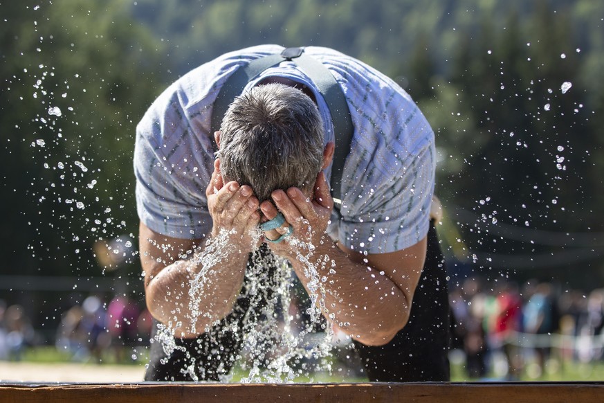 Samuel Giger am Brunnen vor seinem dritten Gang, beim Schwarzsee Schwingfest, am Sonntag, 5. September 2021 in Schwarzsee. (KEYSTONE/Peter Klaunzer) .