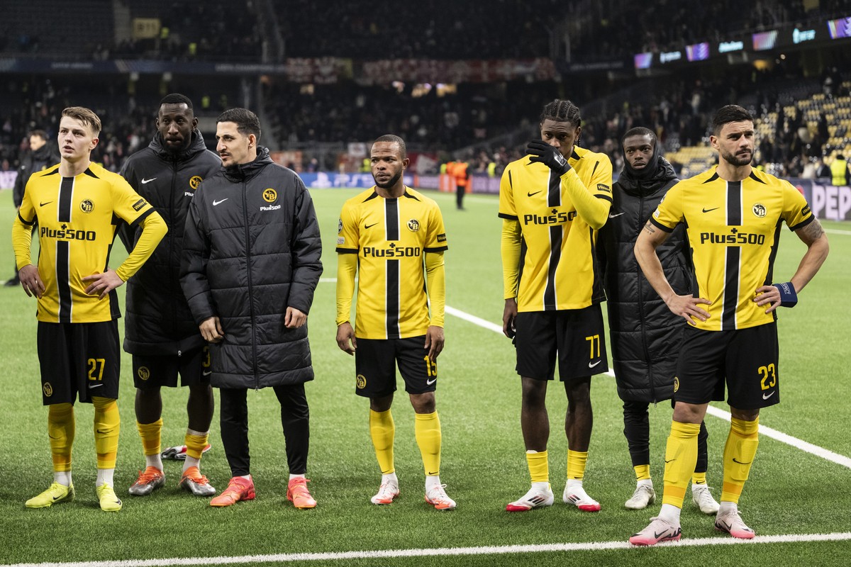 YB players show their disappointment after losing the Uefa Champions League soccer match between BSC Young Boys and FK Crvena Zvezda (Red Star Belgrade) at the Wankdorf Stadium in Bern, Switzerland, o ...