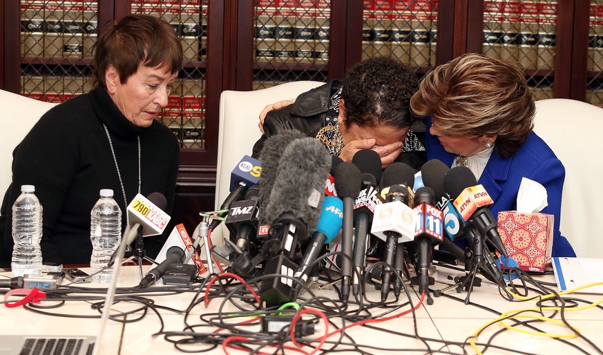 Mittwoch, 3. Dezember, Pressekonferenz in Los Angeles: Anwältin Gloria Allred (rechts) tröstet eine der drei Frauen, die Bill Cosby Vergewaltigung vorwerfen. Es haben sich vor ihnen über 20 weitere mu ...