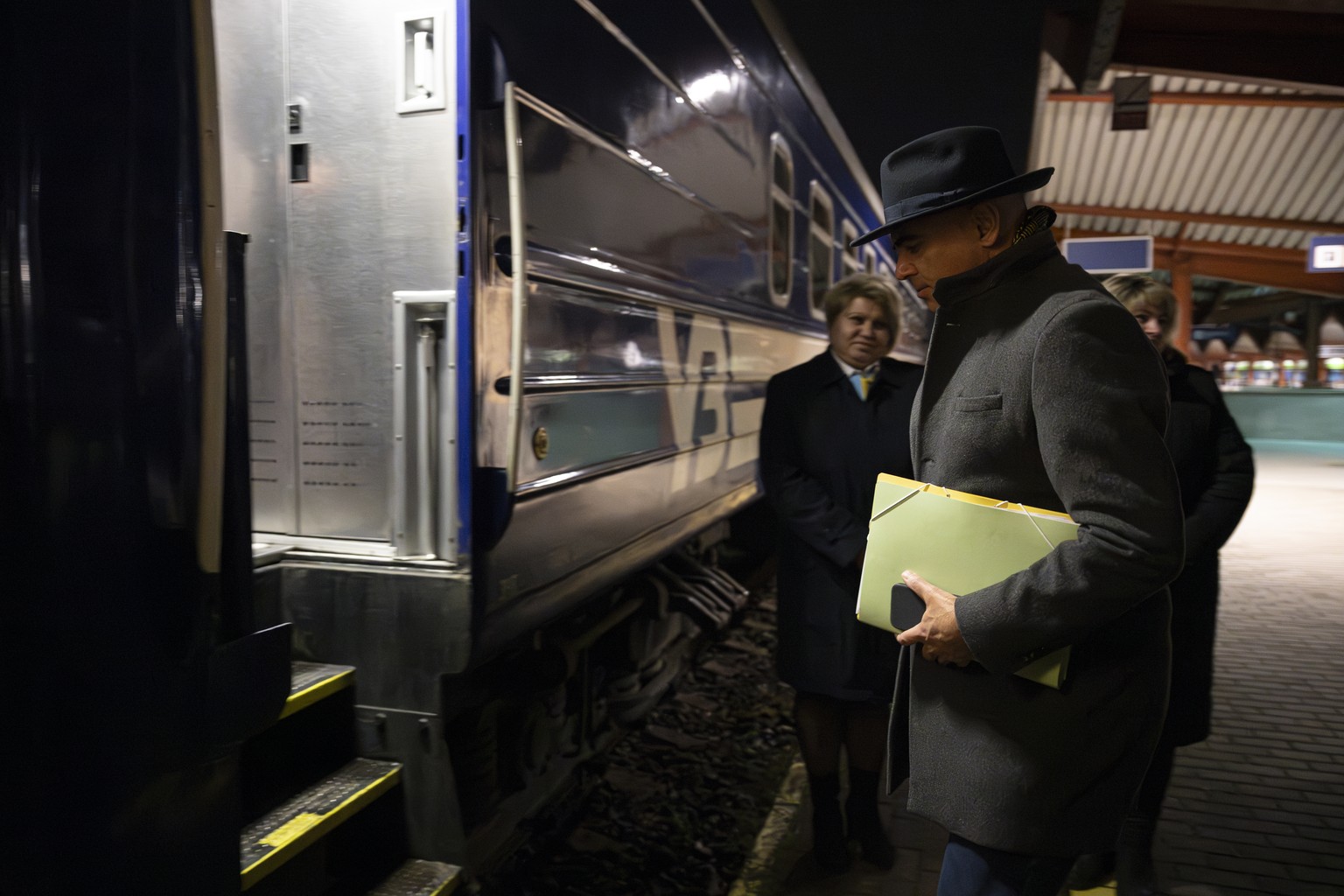 epa10993667 Alain Berset, President of the Swiss Confederation, boards the night train at the Przemysl Glowny railway station, in Przemysl, Poland, 24 November 2023. Switzerland President Alain Berset ...