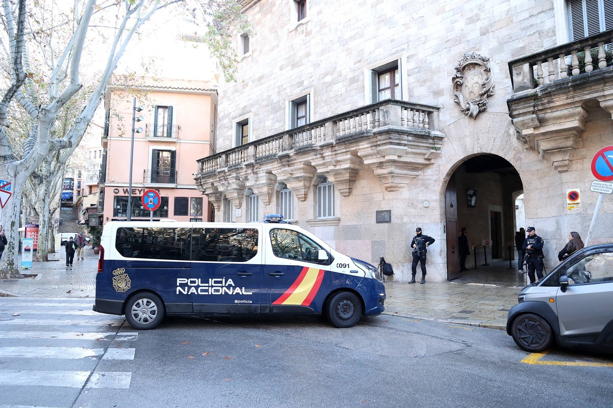 Trial begins with popular jury against the confessed murderer of his pregnant wife and son in Sa Pobla Mallorca A van of the National Police arrives at the Provincial Court of the Balearic Islands, Ja ...