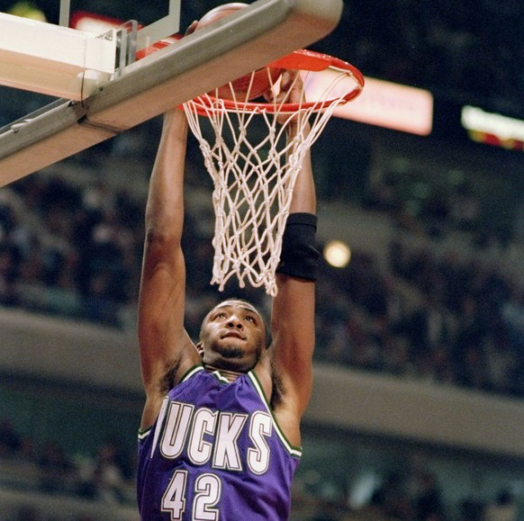 1995: Vin Baker im Trikot der Milwaukee Bucks.