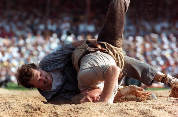 Adrian Kaeser, rechts, schwingt im Schlussgang gegen Eugen Hasler, links. Kaeser gewinnt den Kampf und wird am 21. August 1989 in Stans beim Eidgenoessischen Schwing- und Aelplerfest Schwingerkoenig.  ...