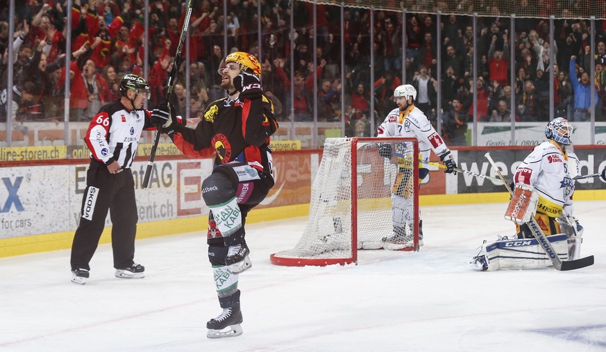 Berns Topscorer Mark Arcobello jubelt nach seinem Tor zum 1-0 im ersten Eishockey Playoff-Finalspiel der National League A zwischen dem SC Bern und dem EV Zug, am Donnerstag, 6. April 2017, in der Pos ...