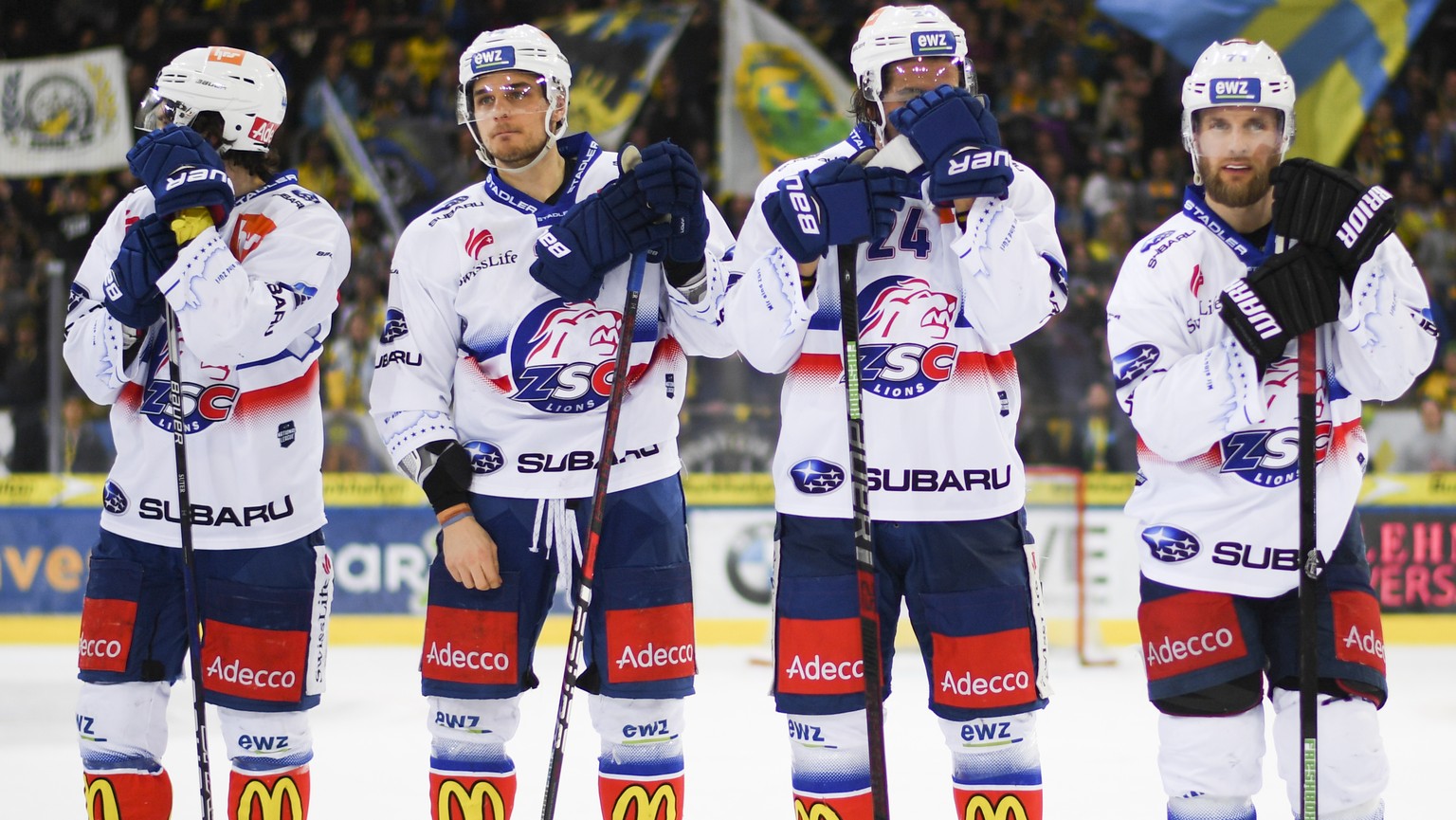 Enttaeuschte Zuercher beim Eishockey-Qualifikationsspiel der National League A zwischen dem HC Davos und den ZSC Lions, am Samstag, 23. Februar 2019, in der Vaillant Arena in Davos. (KEYSTONE/Gian Ehr ...