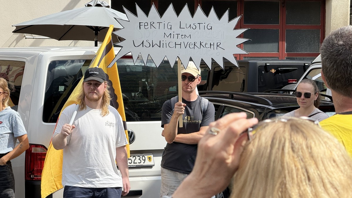 -Brauchst-gar-nicht-so-bl-d-zu-hupen-Uri-wehrt-sich-gegen-Durchgangsverkehr