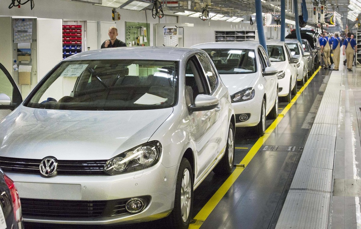 Arbeiter montieren am Freitag, 21. Mai 2010, PKW vom Typ Golf im Volkswagenwerk in Zwickau, Sachsen. Vor 20 Jahren begann der VW-Konzern mit der Montage des VW Polo in Sachsen. Bis heute haben mehr al ...