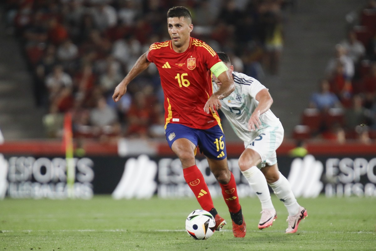 Spain's Rodri dribbles the ball during the international friendly soccer match between Spain and Northern Ireland at the Son Moix stadium in Palma de Mallorca, Spain, Saturday, June 8, 2024. (AP  ...