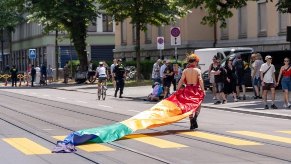 Schon an der Pride in Zürich trug Flavio Miletta seine meterlange Schleppe.