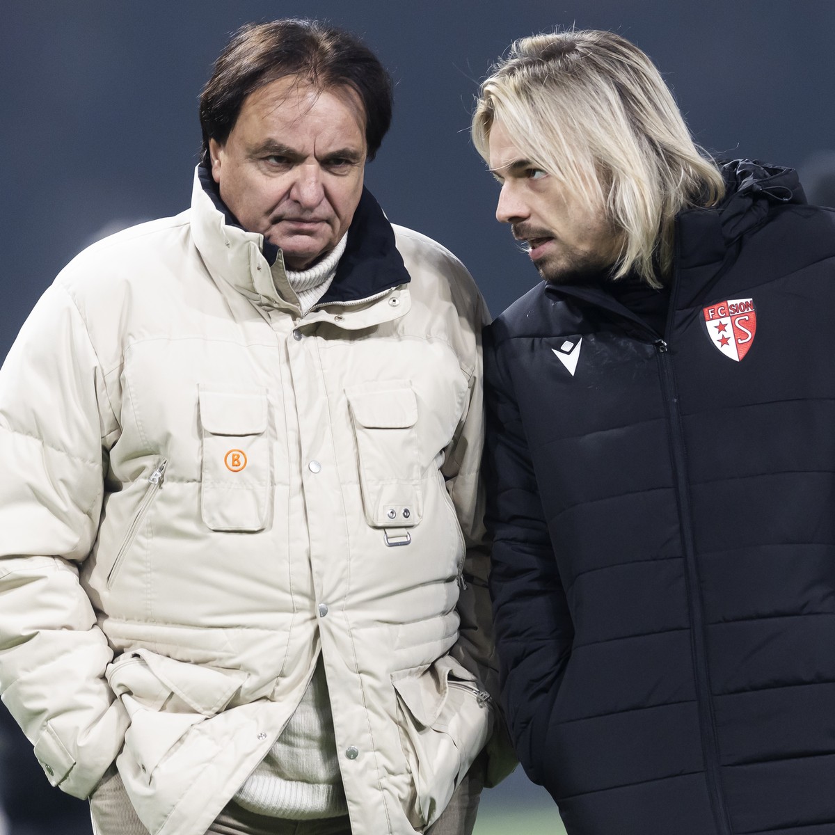 Barthelemy Constantin, Sportchef FC Sion, rechts, diskutiert mit Praesident Christian Constantin waehrend der Halbzeitpause im Super League Spiel zwischen dem BSC Young Boys und dem FC Sion, am Samsta ...