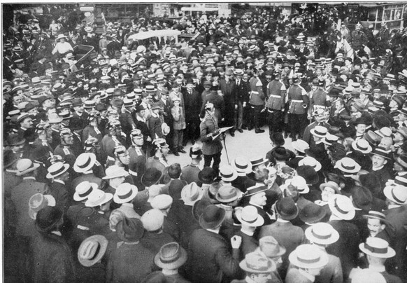 Bekanntgabe des Zustands der drohenden Kriegsgefahr in Berlin, Unter den Linden (1914).