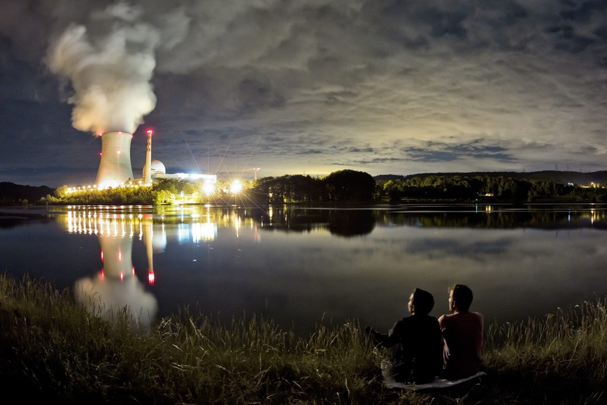 ARCHIV --- ZUR ABSTIMMUNG UEBER DIE &quot;ATOMAUSSTIEGS-INITIATIVE&quot; STELLEN WIR IHNEN FOLGENDES BILD ZUR VERFUEGUNG --- Nightly production of energy at the nuclear power plant Leibstadt in the ca ...