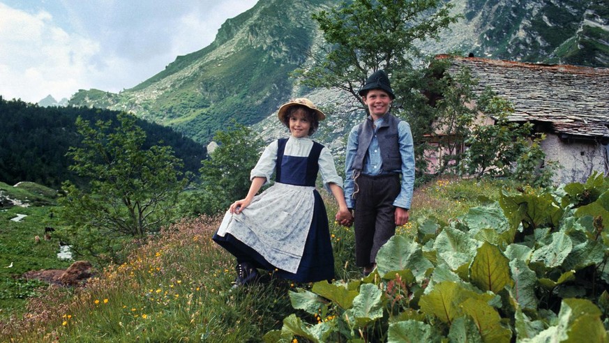 Eine Filmszene aus der 26-teiligen Fernsehserie Heidi nach den beiden Buechern der Schweizer Schriftstellerin Johanna Spyri. Auf dem Bild sind die beiden Hauptdarsteller Katja Polletin (Heidi) und Ste ...