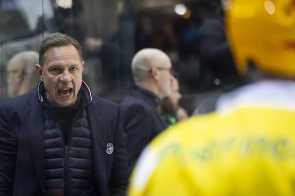 Head Coach Jussi Tapola (SCB) gibt Anweisungen im Eishockey Meisterschaftsspiel der National League zwischen dem SC Bern und dem HC Ajoie, am Freitag, 10. Januar 2025 in der PostFinance Arena in Bern. ...