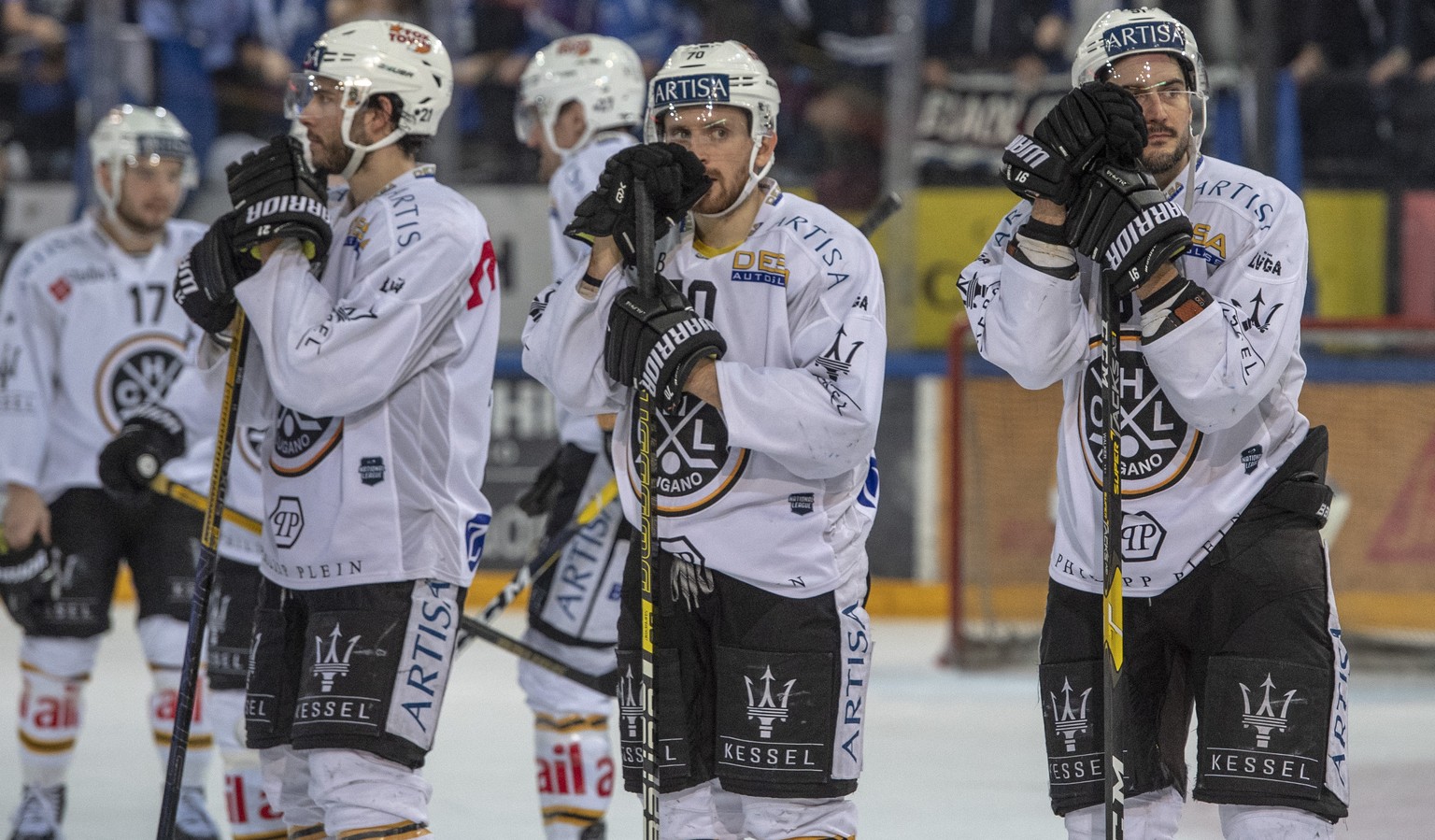 Die Lugano Spieler nach der Niederlage nach dem dritten Eishockey Playoff-Viertelfinalspiel der National League zwischen dem EV Zug und dem HC Lugano am Donnerstag, 14. Maerz 2019 in der Bossard Arena ...