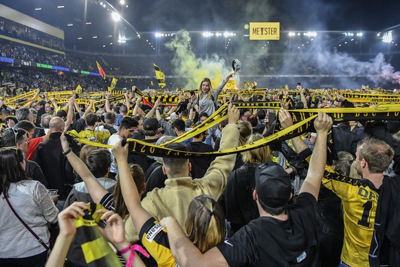 YB Fans feiern den Meistertitel nach dem Fussball Meisterschaftsspiel der Super League zwischen den Berner Young Boys und dem FC Luzern, am Samstag, 28. April 2018, im Stade de Suisse in Bern. (KEYSTO ...