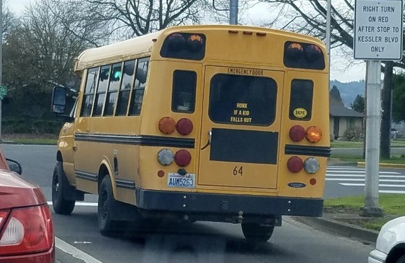 Okay bei diesen Autoaufklebern mussten wir lachen. 
https://chameleonmemes.com/wp-content/uploads/2025/01/Dont-mind-if-I-do.webp