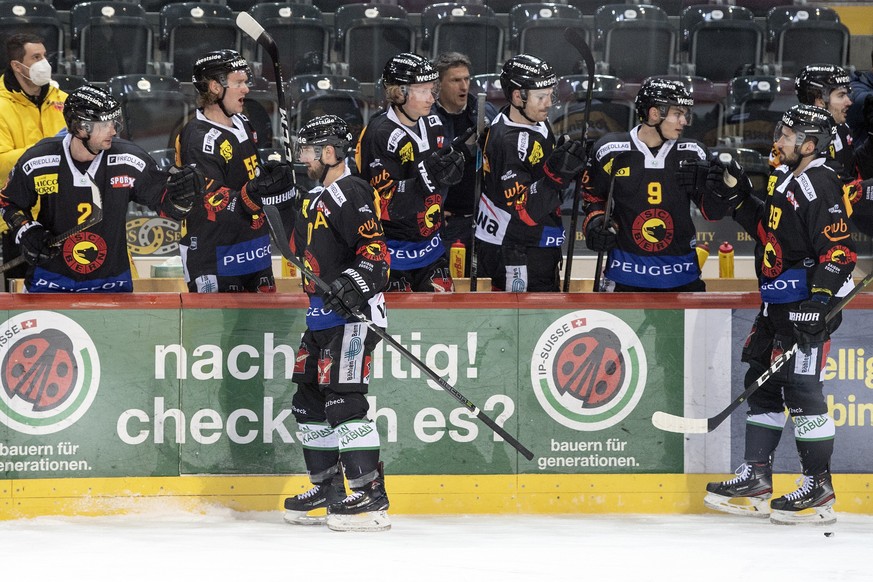 Berns Spieler feiern den Treffer zum 1-0 im Eishockey Meisterschaftsspiel der National League zwischen dem SC Bern und dem EV Zug, am Dienstag, 9. Maerz 2021, in der PostFinance Arena in Bern. (KEYSTO ...