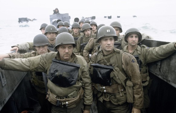 Tom Hanks, Tom Sizemore, Shashi Rami, and Rolf Saxon in Der Soldat James Ryan (1998)