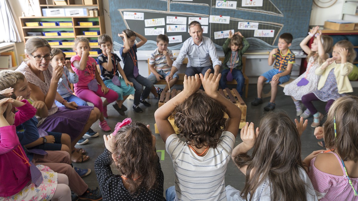Ein Kinderlied wird gesungen in einer Schulklasse am ersten Schultag im Kanton Basel-Stadt im Schulhaus Gottfried Keller in Basel am Montag, 14. August 2017. (KEYSTONE/Georgios Kefalas)