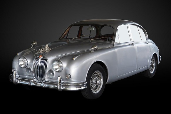 jaguar mark 2 auto retro design https://en.wikipedia.org/wiki/Jaguar_Mark_2#/media/File:Jaguar_Mk2-P4070328-gradient.jpg