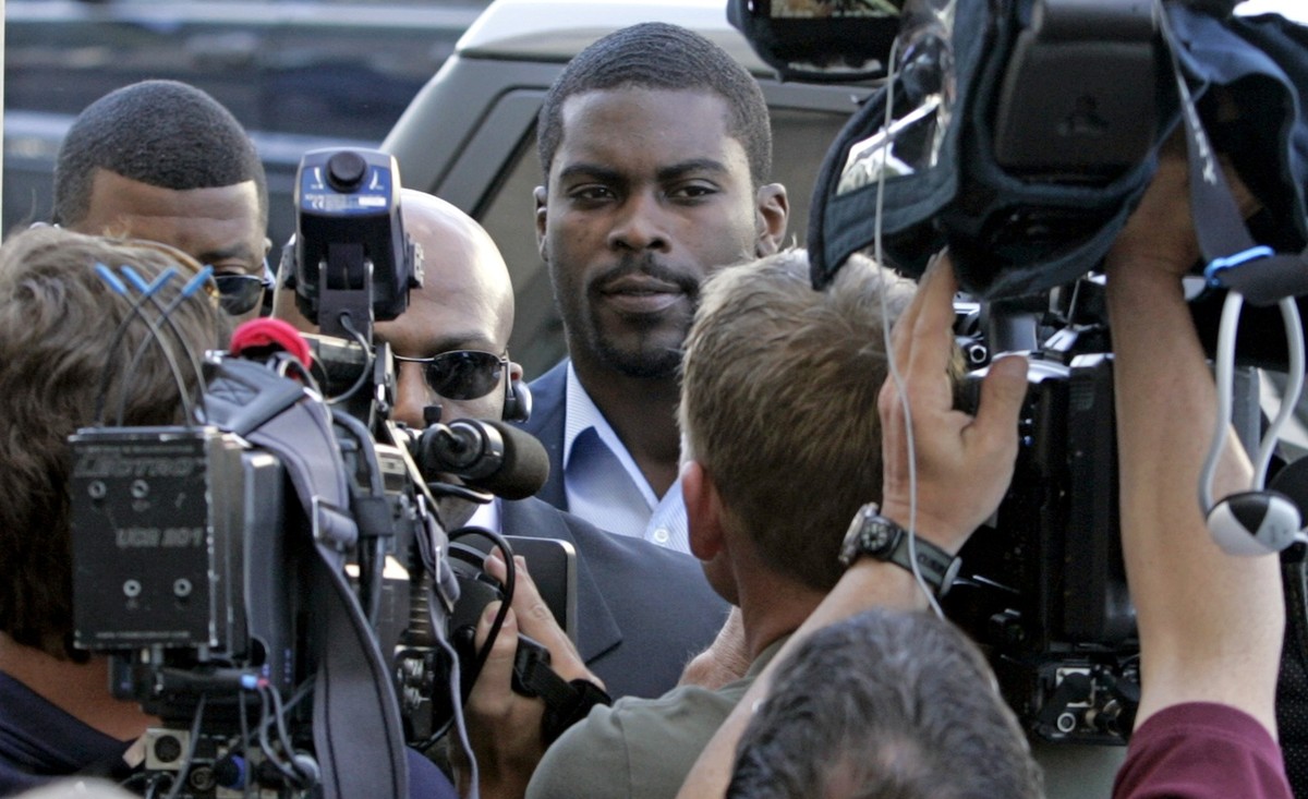 Michael Vick arrives at federal court surrounded by the media for a meeting with his parole officer in Norfolk, Va., Friday, May 22, 2009. (AP Photo/Steve Helber)