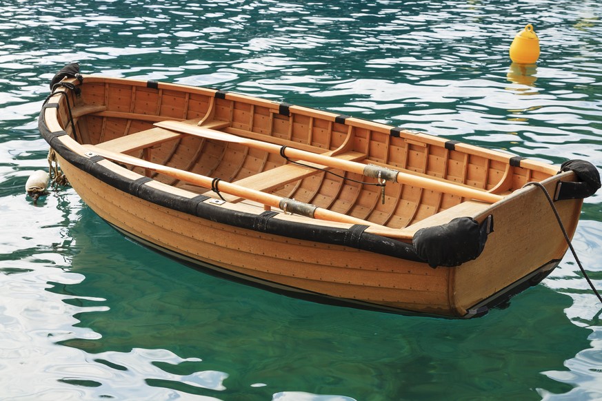 Ein Ruderboot schwimmt, weil es so viel Wasser verdrängt, wie es selber Masse hat.&nbsp;