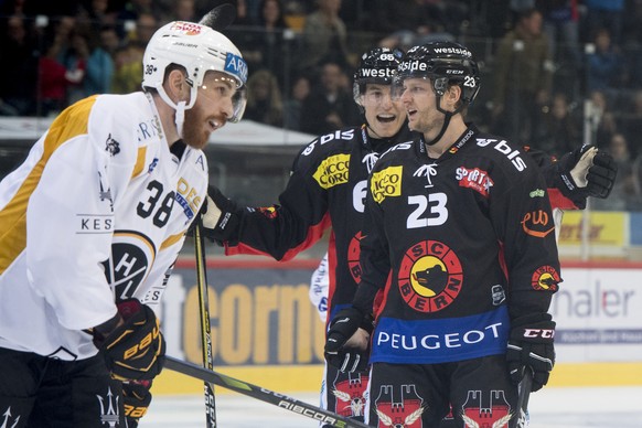 Simon Bodenmann, rechts, jubelt nach seinem Tor (2:0) mit Berns Ramon Untersander, beim Eishockey Meisterschaftsspiel der National League zwischen den SC Bern und dem HC Lugano, am Samstag, 16. Septem ...